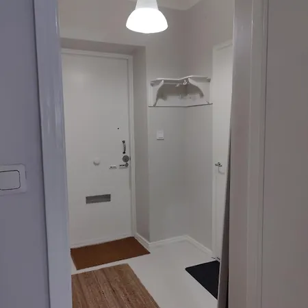 Huoneisto Urban & Stylish 1Br By The Metro